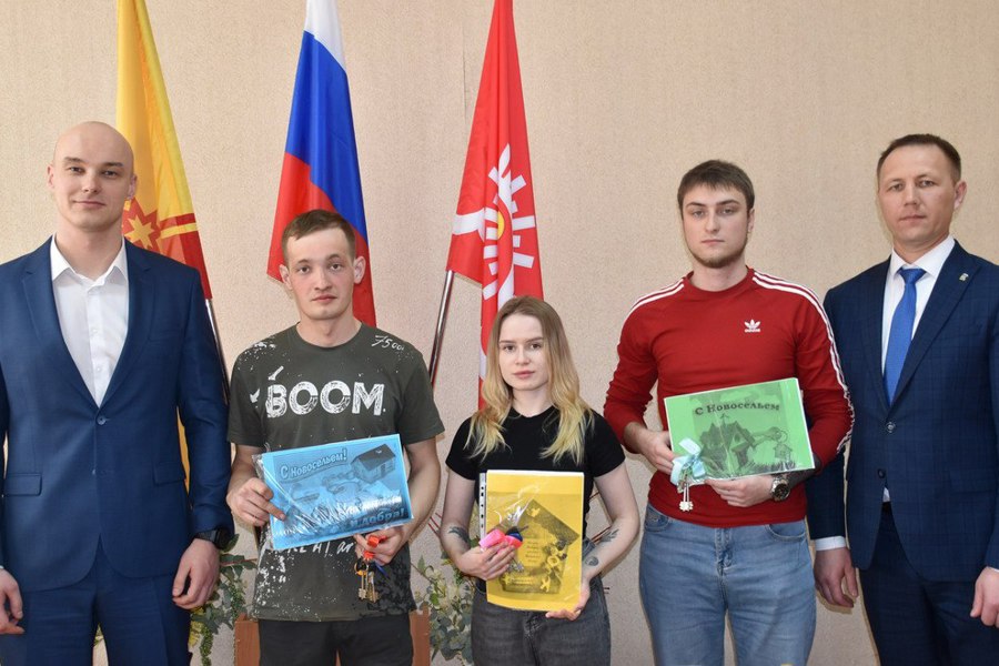 В Шумерле детям-сиротам вручили ключи от новых квартир