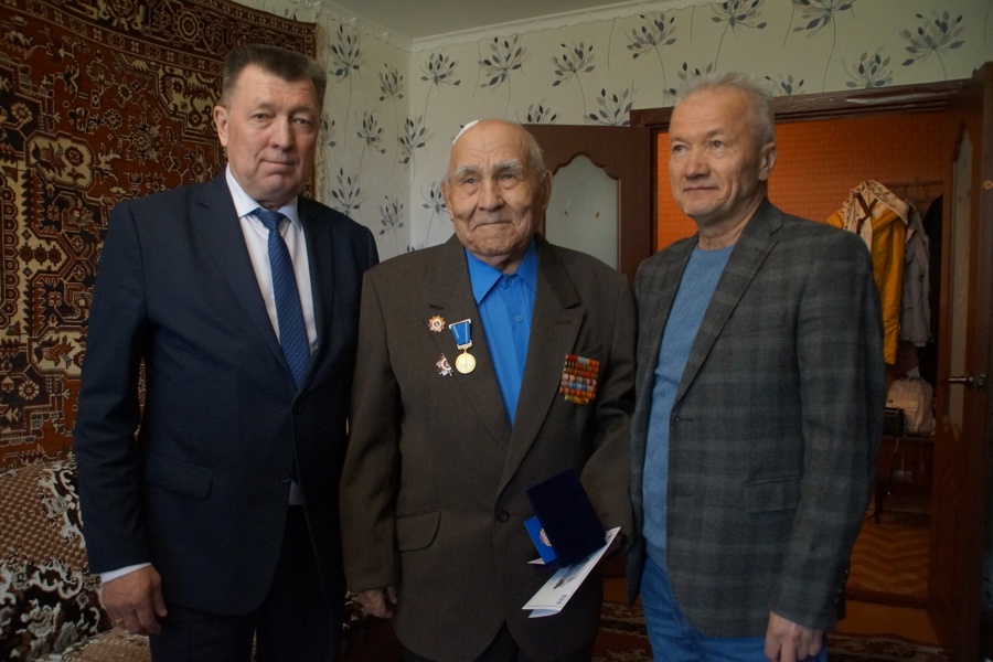 Ветеранам Великой Отечественной войны вручают юбилейные медали «В память о 555-летии города Чебоксары»