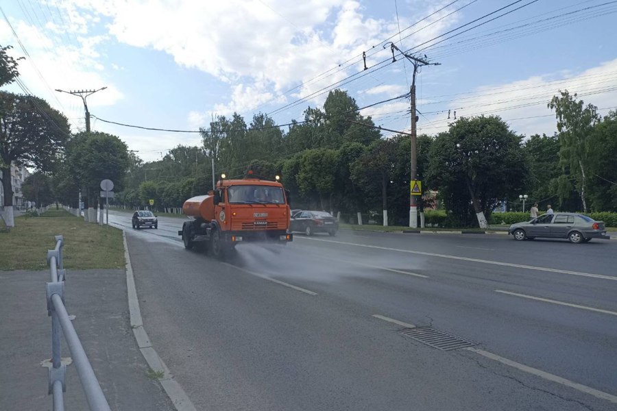 Полив дорог города Чебоксары проводится в выходные дни