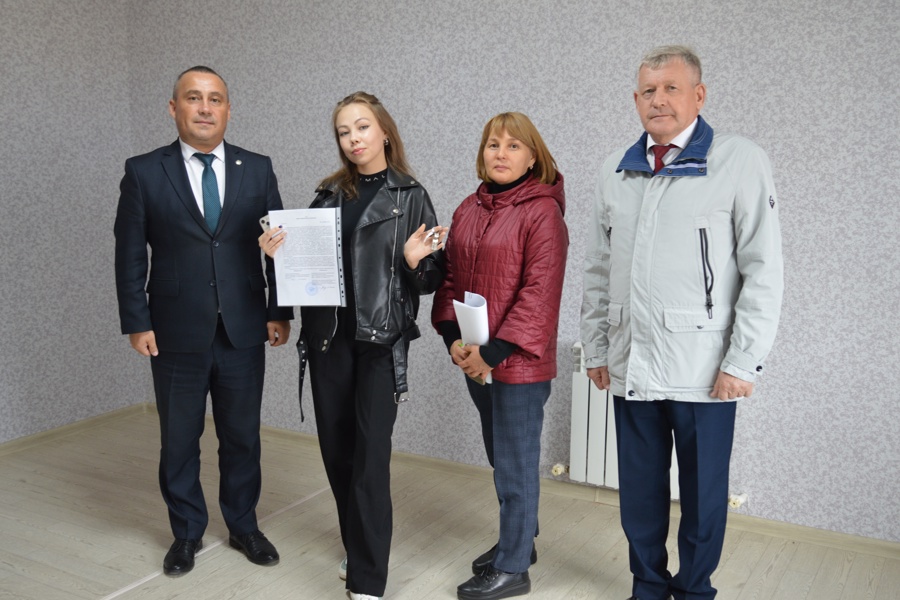 Дети-сироты и дети, оставшиеся без попечения родителей, продолжают получать жилье