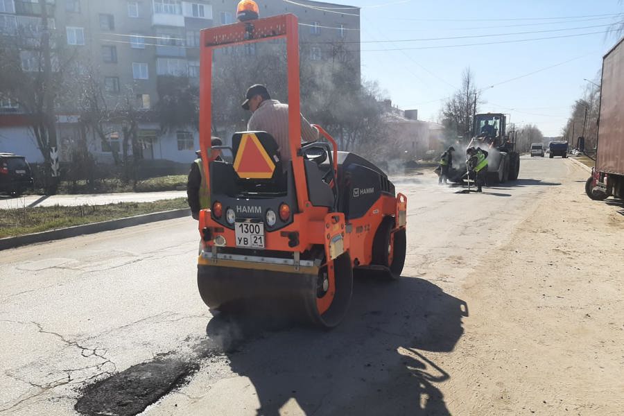 В городе Канаш начаты работы по ямочному ремонту автомобильных дорог