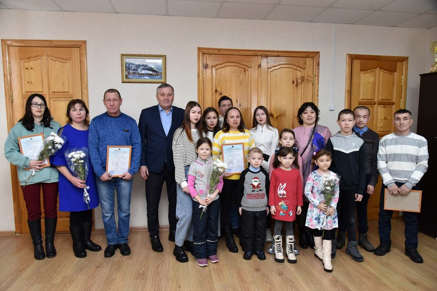 Многодетным семьям Ибресинского округа вручили жилищные сертификаты