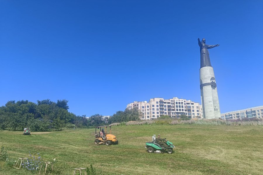 В городе Чебоксары продолжается покос территорий