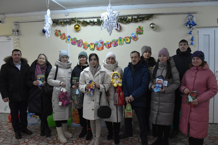 Сотрудники администрации присоединились к предновогодней благотворительной акции «Елка желаний»
