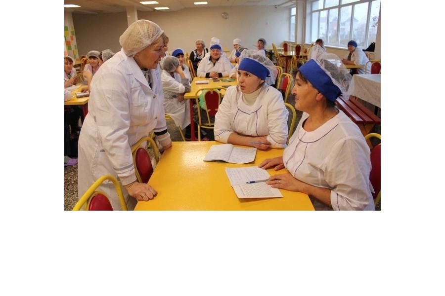 В дни школьных каникул Чувашпотребсоюз проводит обучение поваров школьных столовых