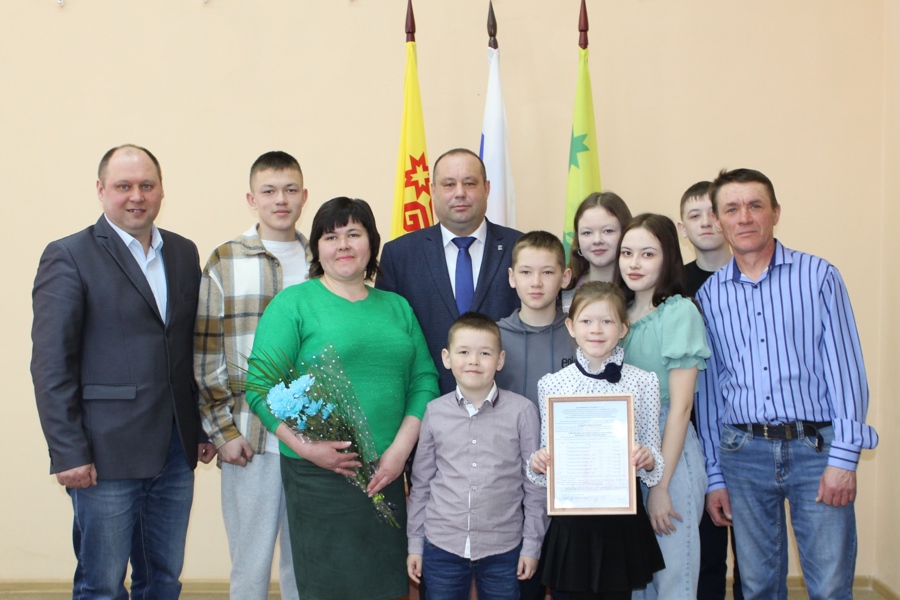 Многодетной семье Кузнецовых вручили жилищный сертификат