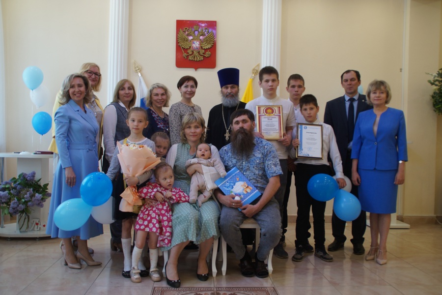 В ЗАГСе по Калининскому району г. Чебоксары чествовали седьмого ребенка в семье Грибовых