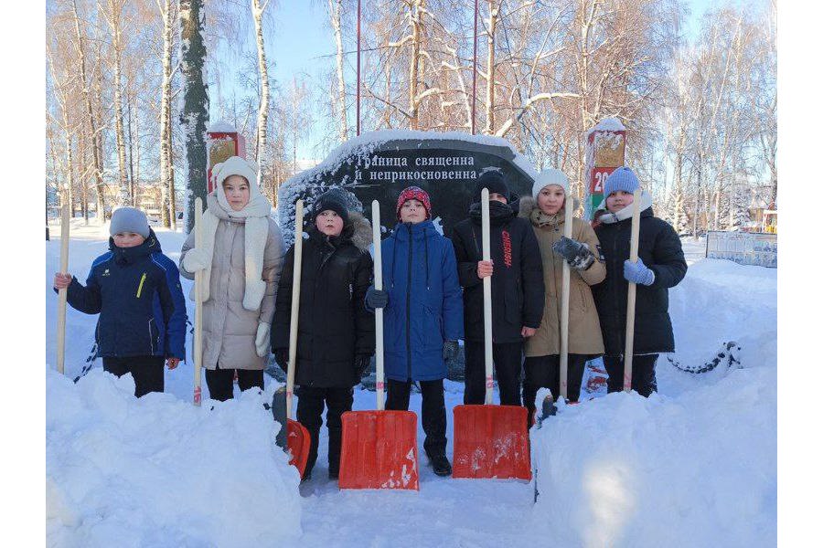 Учащиеся Комсомольской средней школы №1 приняли участие в акции «Чистый обелиск»