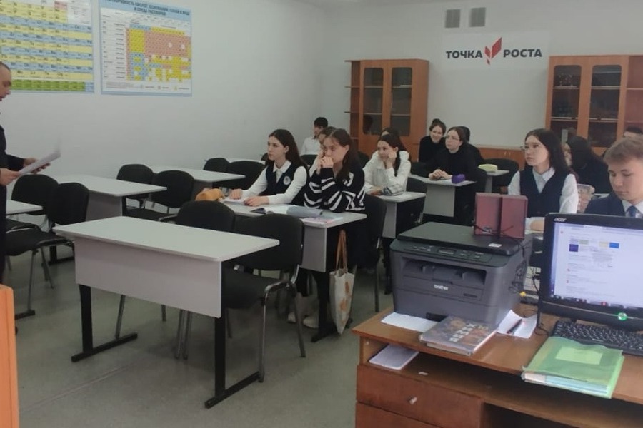 В Канаше сотрудники транспортной полиции в рамках оперативно-профилактической операции «Чистое поколение - 2024» провели беседу в школе