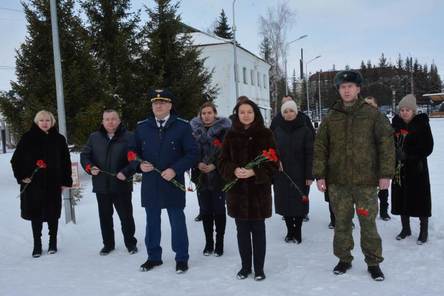 В преддверии Дня защитника Отечества состоялось возложение цветов к памятнику в Вурнарах