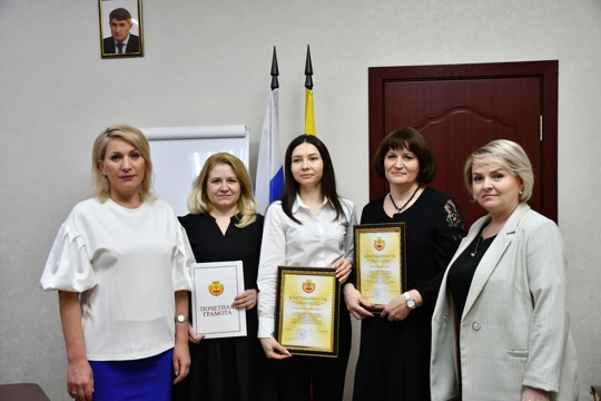Надежда Колебанова вручила благодарности ко Дню работников ЖКХ.