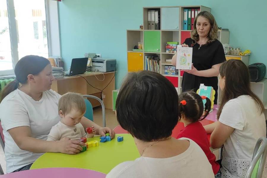 Специалисты республиканской детско-юношеской библиотеки провели тренинг личностного роста для молодых мам, посещающих социально-реабилитационный центр для несовершеннолетних