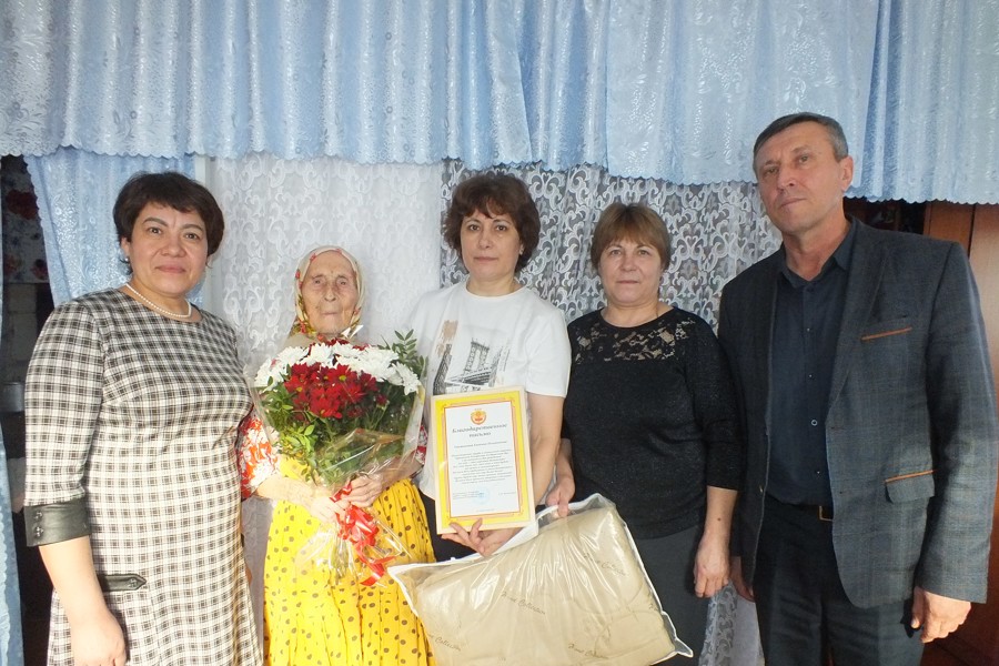 Сегодня жительница села Большие Яльчики Евгения Ильинична Обручкова отметила солидную дату – 90-летний юбилей!