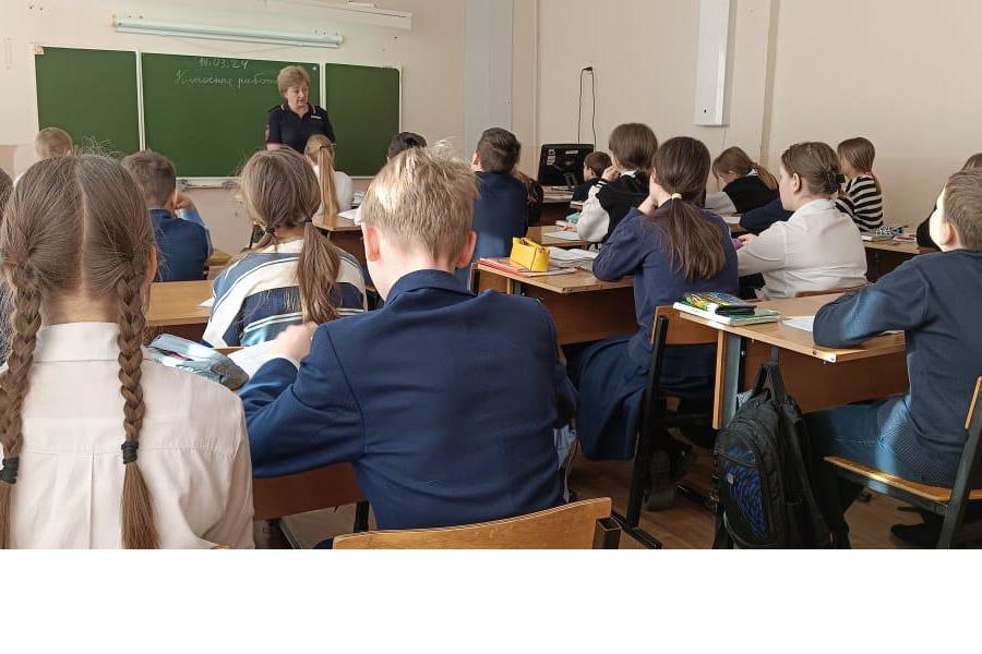 Сотрудники Чувашского ЛО МВД России на транспорте провели профилактическую беседу со школьниками