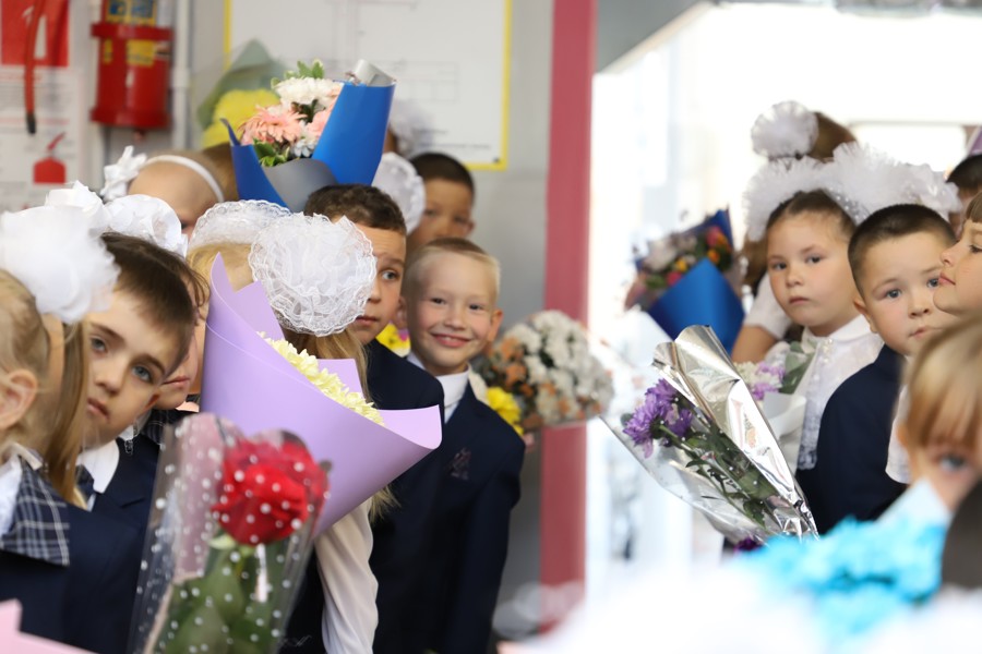 Снова в школу: в МБОУ «Комсомольская СОШ No1» и МБОУ «Комсомольская СОШ No2» состоялись торжественные линейки, посвященные Дню Знаний