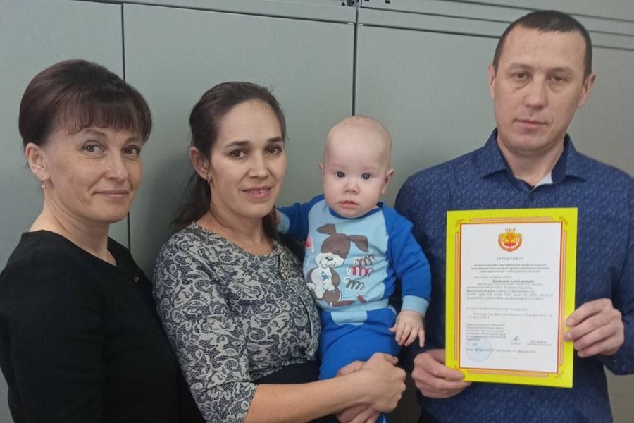 В Красночетайском округе двум многодетным семьям вручили сертификат