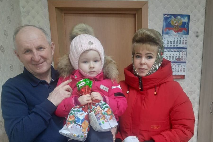 Иван Михопаров поздравил детей участников СВО с Новым годом