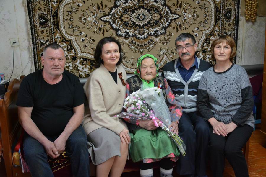 Глава округа Надежда Никандрова поздравила труженицу тыла, долгожительницу Елизавету Романову с 90-летним юбилеем