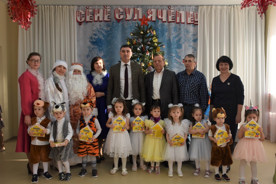 В преддверии празднования Нового года воспитанники детского сада № 1 «Çăлкуç» получили поздравления
