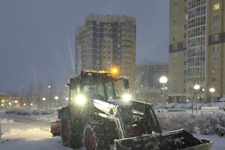 В Чебоксарах ликвидируют последствия снегопада