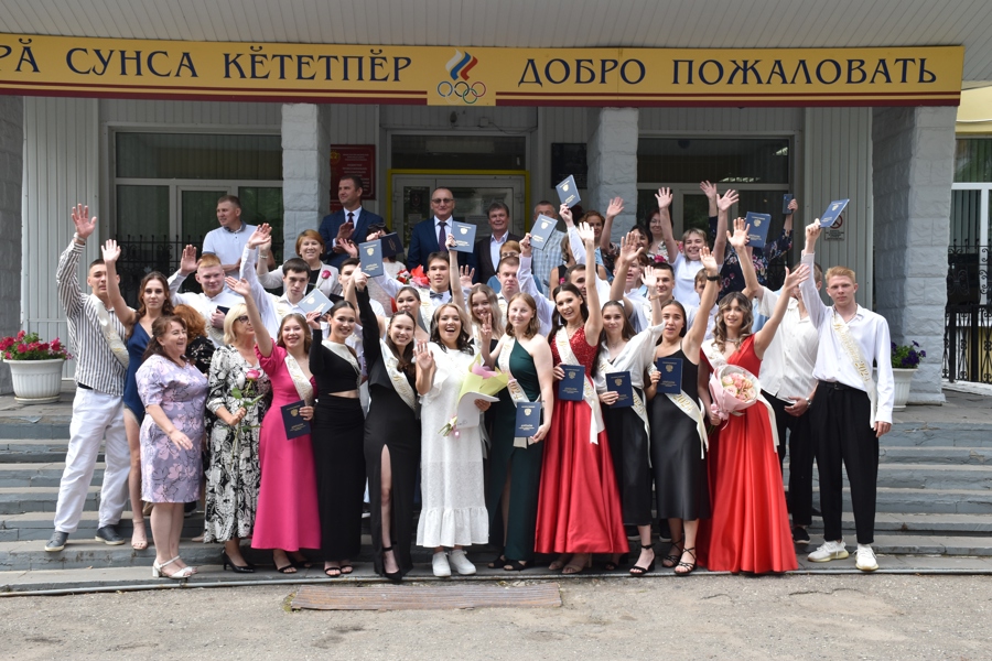 Министр спорта Чувашии Василий Петров поздравил выпускников Чебоксарского училища олимпийского резерва с вручением дипломов