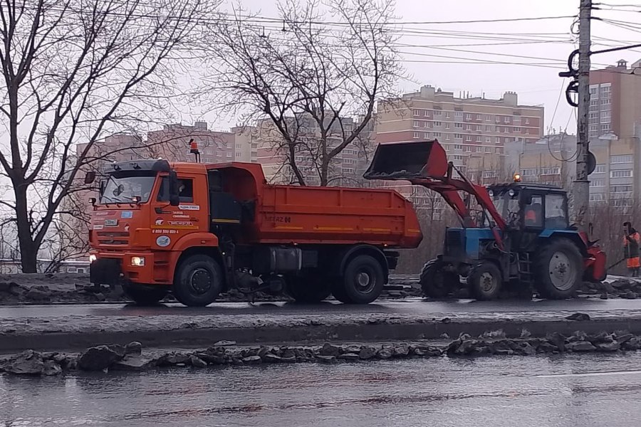 АО «Дорэкс» ведет обработку тротуаров, пешеходных переходов, и остановочных площадок противогололедными материалами