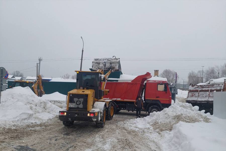 В Ленинском районе проведена работа по перемещению и эвакуации транспорта, препятствующего работе снегоуборочной техники