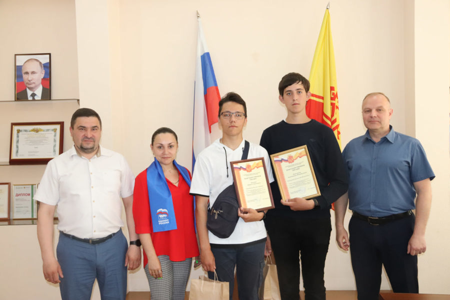 В Алатыре наградили ребят, спасших жизнь ребенку