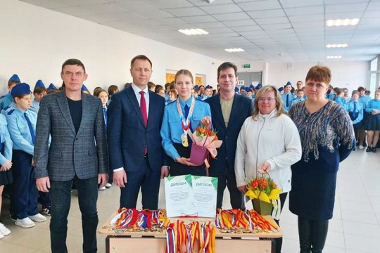 И.о. главы администрации города Шумерля Эдуард Васильев поздравил воспитанницу шумерлинской школы легкой атлетики Анастасию Ушкову и её тренера Галину Майорову с заслуженной победой