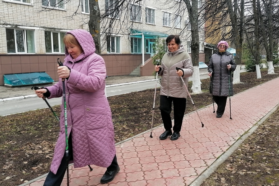 Идём к здоровью: в госпитале ветеранов продолжатся мастер-классы по скандинавской ходьбе