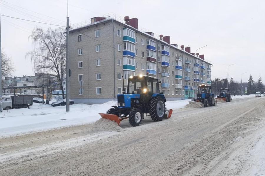 В непрерывном режиме ведется работа по уборке снега автомобильных дорог города Канаш