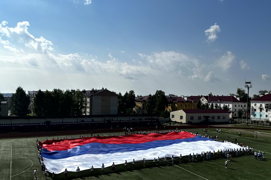 В День города канашцы развернули флаг России площадью 1500 кв. метров
