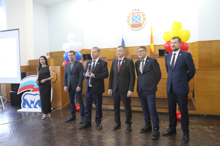 Евгений Кадышев и депутаты поздравили работников  ЖКХ Калининского района с профессиональным праздником