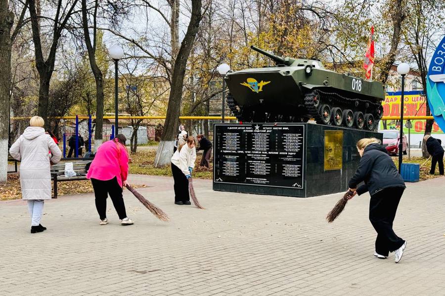 Сегодня студенты всех средне-профессиональных учреждений нашего города приняли участие в общегородском субботнике