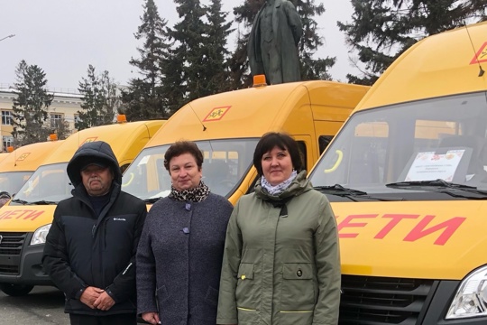 Анастасовской школе вручены ключи от нового школьного автобуса
