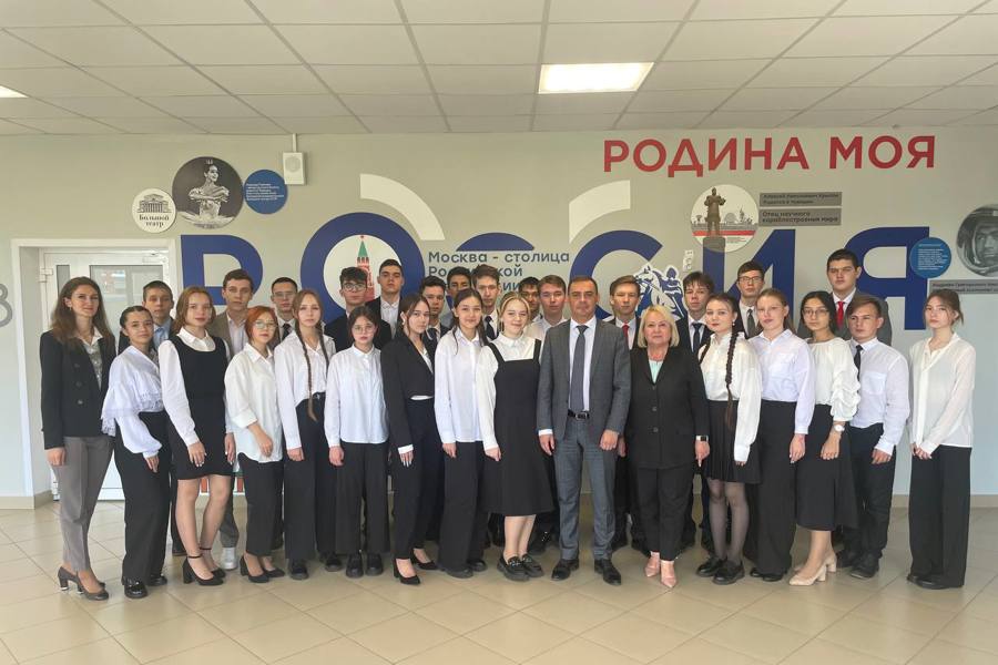 Руководитель Минпромэнерго Борис Марковцов пообщался с обучающимися СОШ №24 об их дальнейшем трудоустройстве