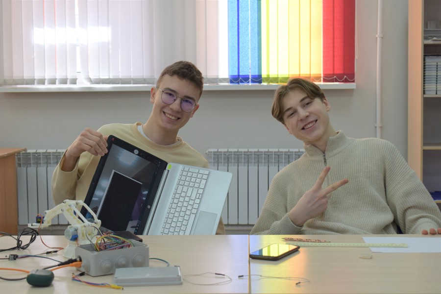 Воспитанники чебоксарского «Кванториума» разработали манипулятор с технологией Интернета вещей