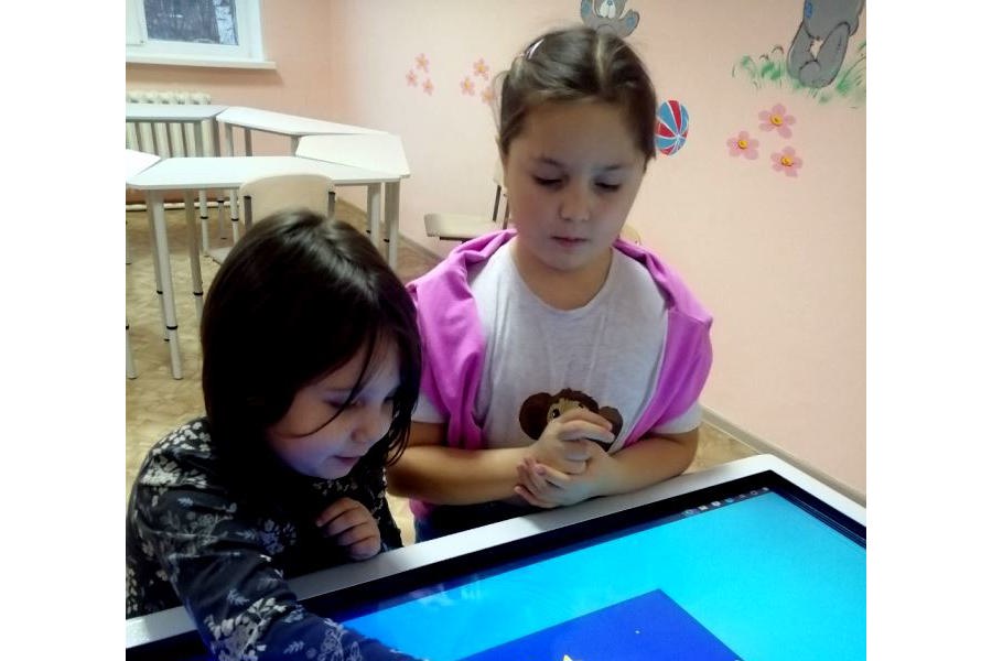 Интерактивный стол оживает благодаря прикосновению детских рук