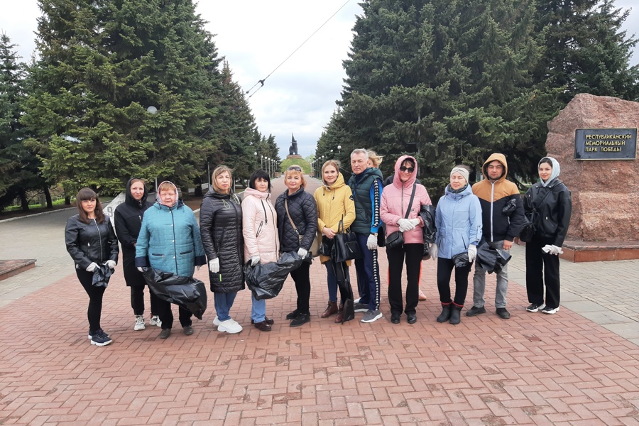 В канун майских праздников специалисты администрации Калининского района вышли на экологический субботник в Парк Победы