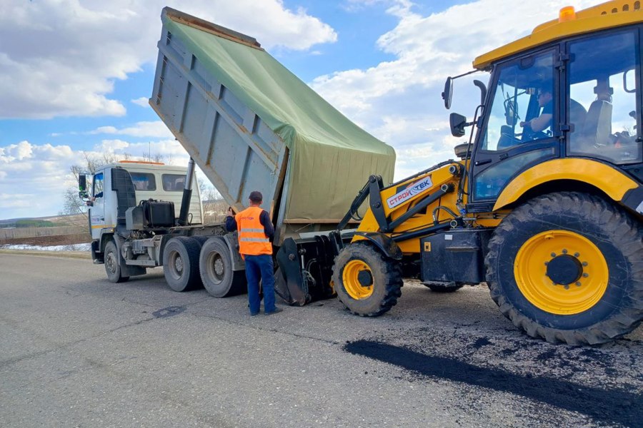В Янтиковском муниципальном округе  приступили к ямочному ремонту дорог