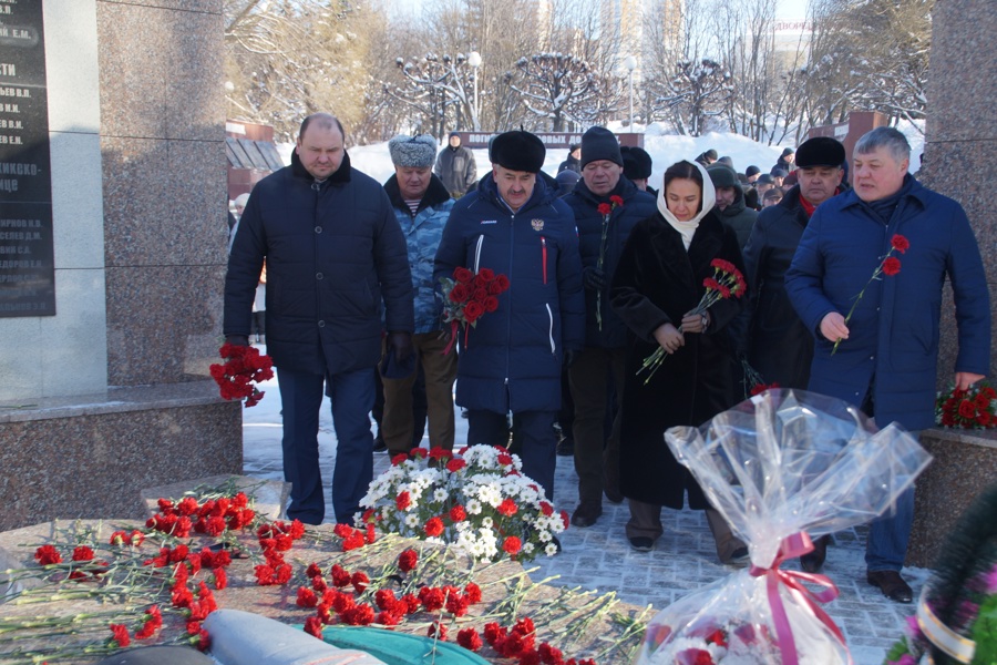 Возложение цветов к Памятнику воинам-интернационалистам, погибшим в Афганистане