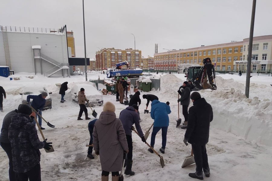 В Чебоксарах к уборке снега подключились неравнодушные горожане