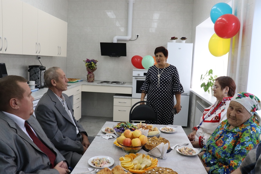 Во вновь открывшейся бытовой комнате жители дома-интерната отметили день именинника
