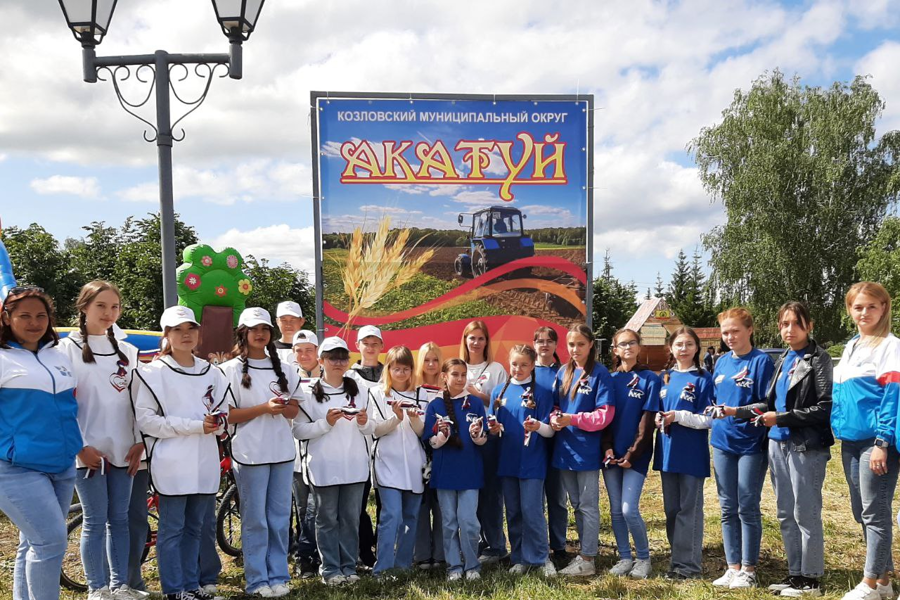 Волонтеры Козловского муниципального округа раздали ленты-триколор