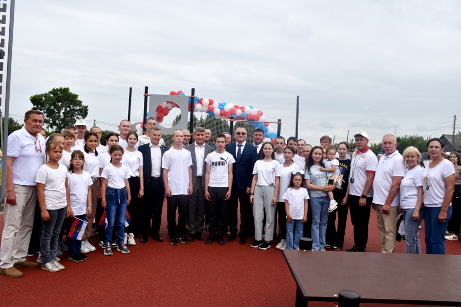 Глава Чувашии Олег Николаев открыл в Комсомольском округе спортзал, малую спортивную площадку ГТО и футбольное поле