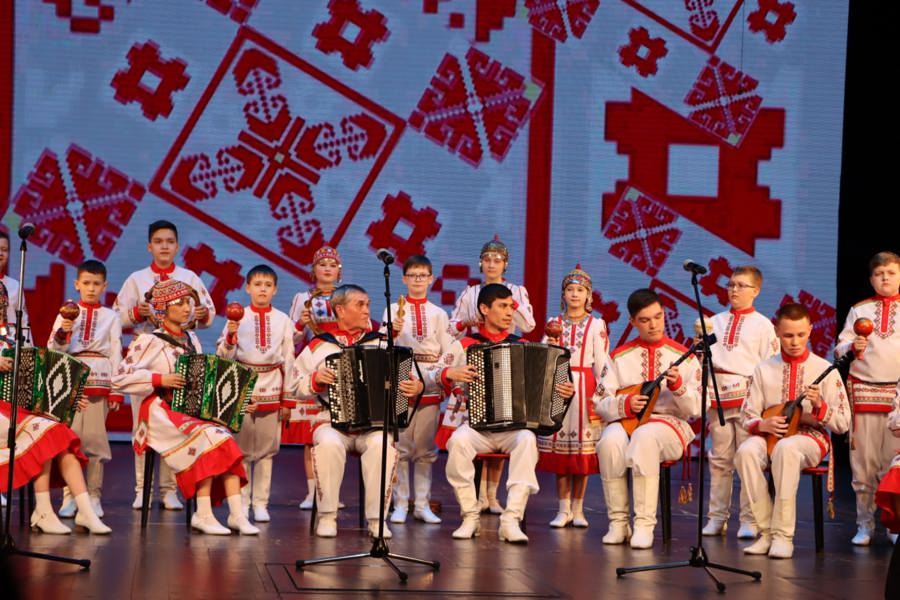 Ансамбль народных инструментов «Эревет» выступил с концертом «Люблю тебя, Чӑваш Ен» в Чувашской филармонии.