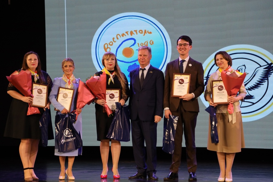 Евгений Кадышев наградил победителей и участников профессиональных конкурсов педагогического мастерства