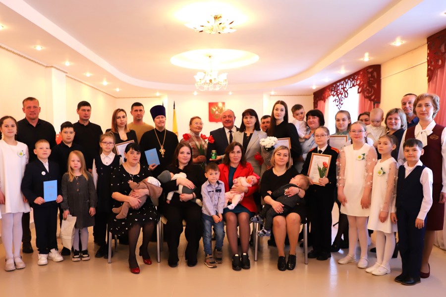 В День семьи в отделе ЗАГС администрации Яльчикского округа состоялась торжественная регистрация новорожденных