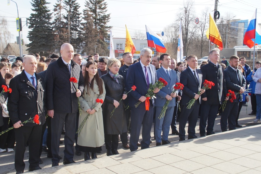 В День космонавтики в Чебоксарах возложили цветы к памятнику лётчику-космонавту Андрияну Николаеву