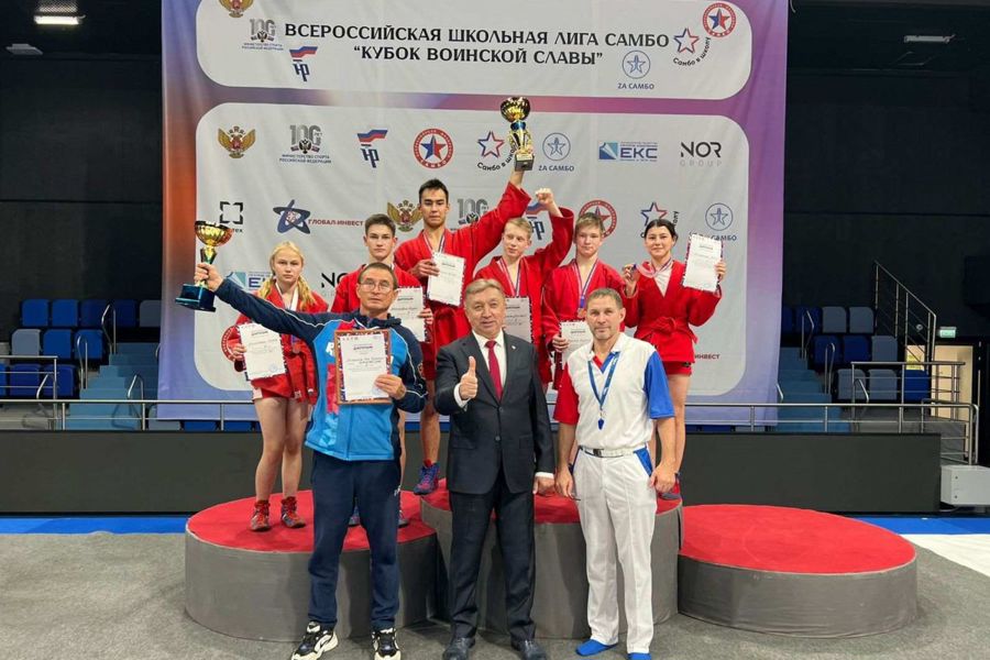 Команда урмарских самбистов завоевала серебро на Всероссийской школьной лиге самбо «Кубок воинской славы России»